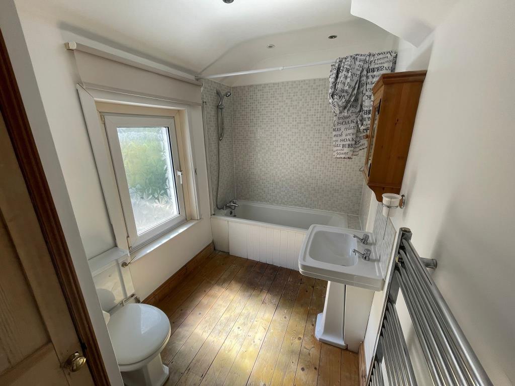 Lot: 1 - TWO-BEDROOM TERRACE HOUSE FOR INVESTMENT - Bathroom